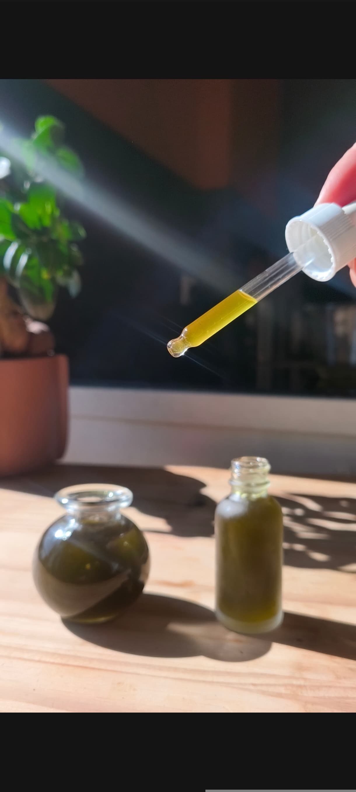 Préparation du sérum anti-chute naturel avec une pipette